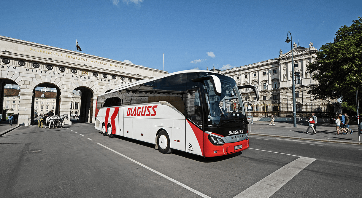 Blaguss Agora Bus vor Hofburg Wien